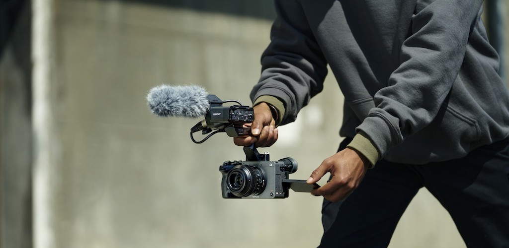 Η Sony παρουσιάζει την FX2, μια compact κάμερα που επεκτείνει τη σειρά Cinema Line, προσφέροντας μεγαλύτερη ευελιξία στους δημιουργούς