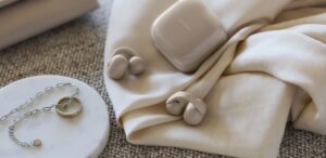 LinkBudsClip Greige In situation Large