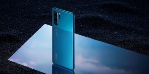 P30 Pro lifestyle sand blue JPG