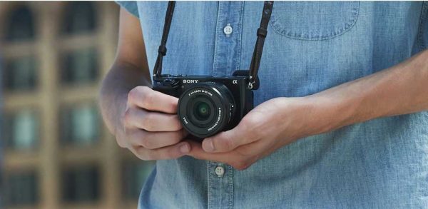 Sony α6100: Δεν αφήνει τα μάτια σας απ’ τα μάτια της!